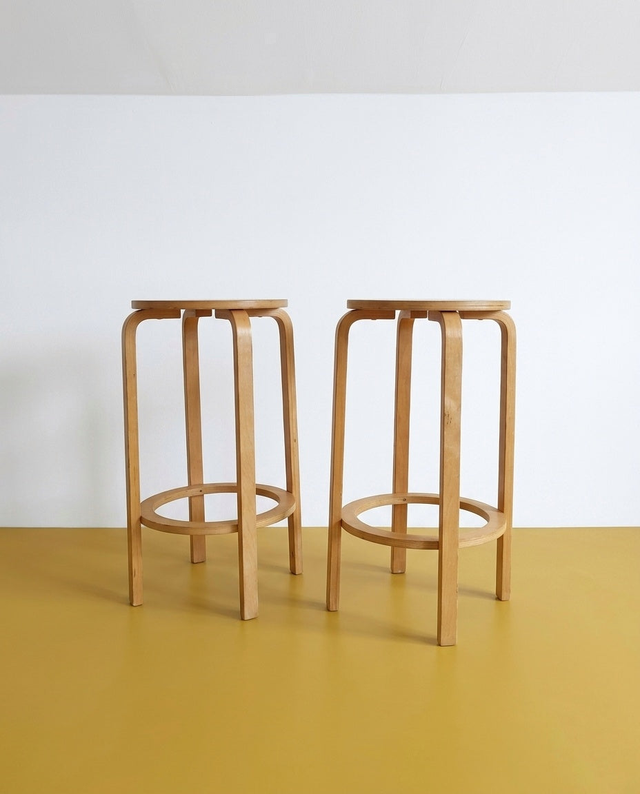 Coppia sgabelli scandinavi vintage in betulla anni 60, seduta circolare sagomata e poggiapiedi, gambe curve, h 75 cm