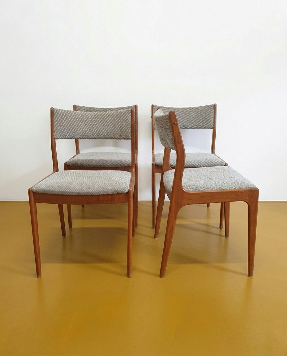 Set 4 sedie danesi vintage in teak anni 50, schienale rettangolare e seduta imbottita in tessuto grigio melange, gambe affusolate con raccordo curvilineo