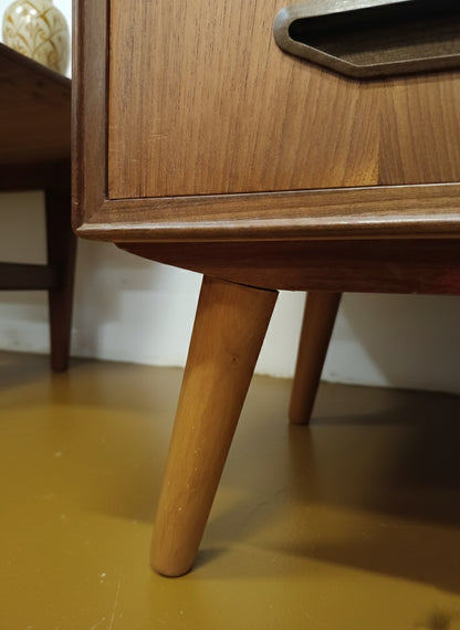 Dettaglio gamba tornita affusolata in teak massello della cassettiera danese anni 50, lavorazione artigianale nordica
