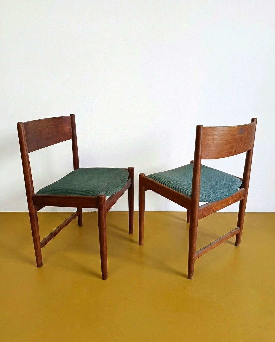 Coppia sedie Kurt Østervig per Sibast anni 60 in teak, vista posteriore tre quarti, schienale rettangolare e nuova seduta in velluto verde