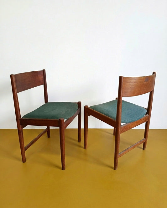 Coppia sedie Kurt Østervig per Sibast anni 60 in teak, vista posteriore tre quarti, schienale rettangolare e nuova seduta in velluto verde