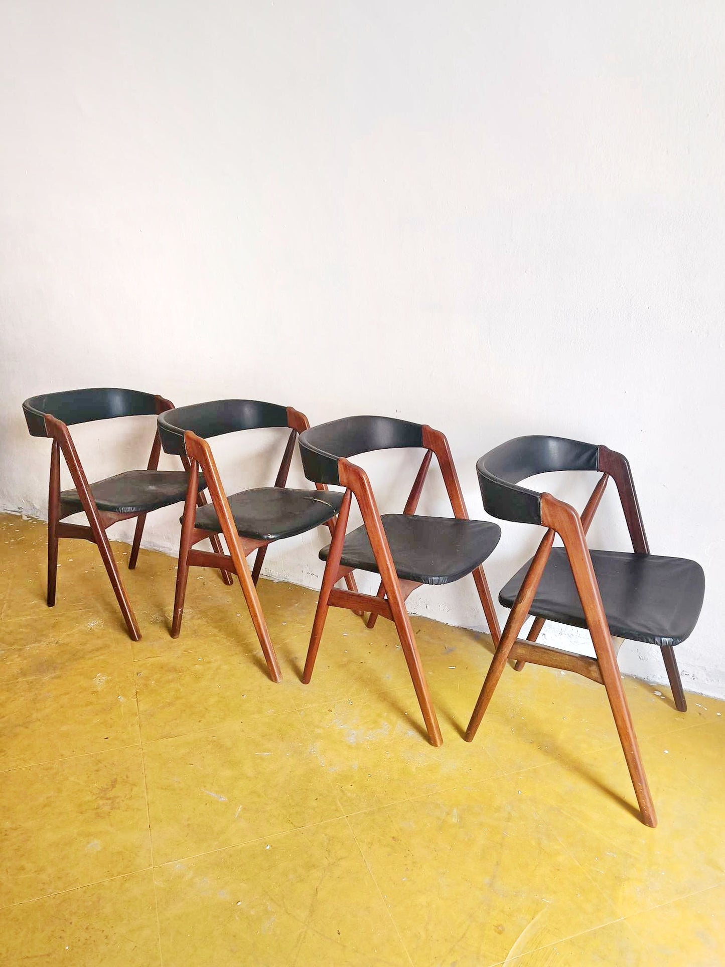 Sedie Th.Harlev mod.205 design danese originale vintage anni 60 [74st-4] * da ristoffare * misure H.73/44 L.50 P.46