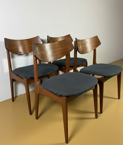 Set 4 sedie Funder & Smith in teak anni 50 vista di tre quarti, struttura e sedute imbottite grigio antracite