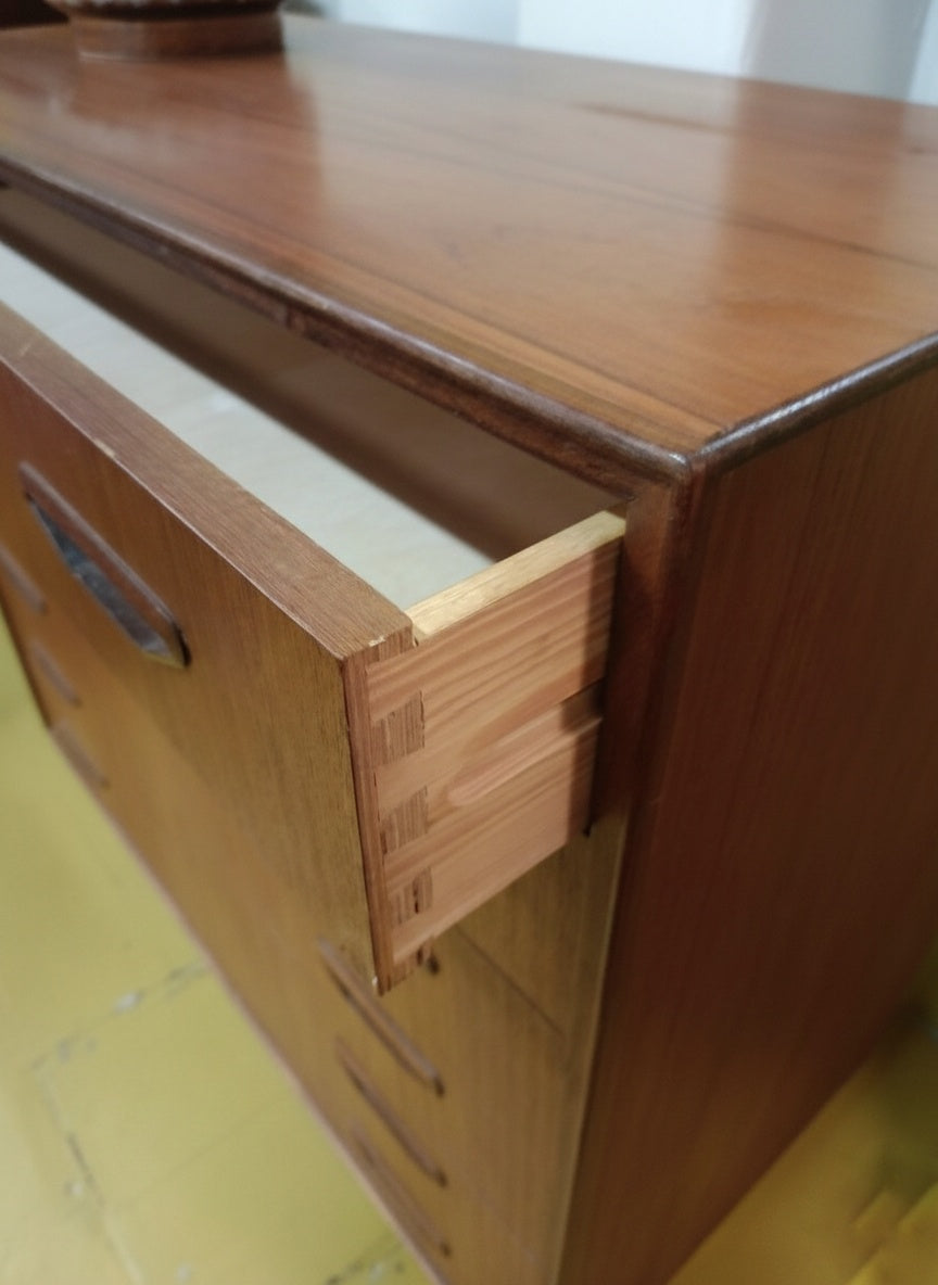 Dettaglio cassetto aperto con incastro a coda di rondine della cassettiera danese anni 50 in teak, costruzione artigianale di qualità