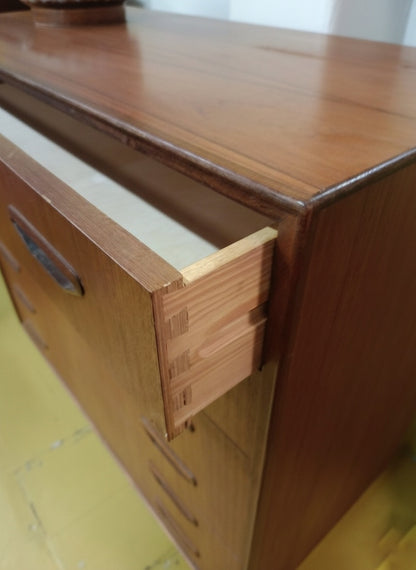 Dettaglio cassetto aperto con incastro a coda di rondine della cassettiera danese anni 50 in teak, costruzione artigianale di qualità