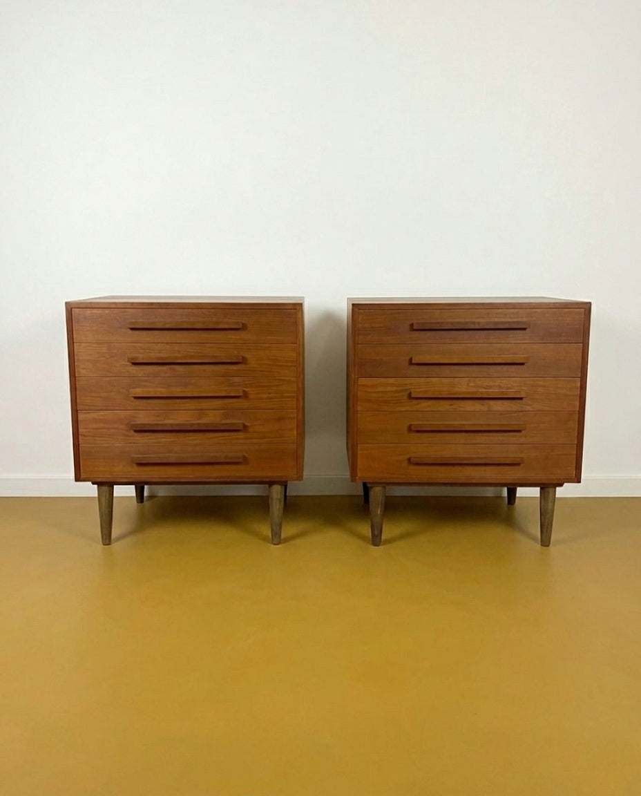 Coppia di cassettiere vintage danesi anni '60 in teak — 5 cassetti con pomoli a barra, gambe coniche, vista frontale abbinata