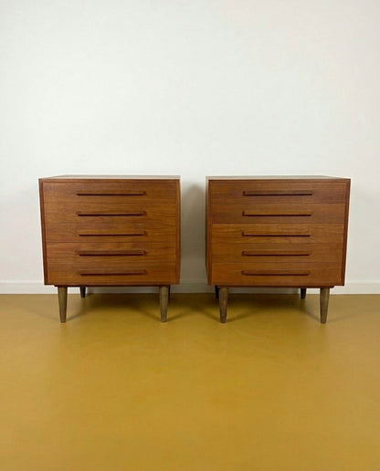 Coppia di cassettiere vintage danesi anni '60 in teak — 5 cassetti con pomoli a barra, gambe coniche, vista frontale abbinata