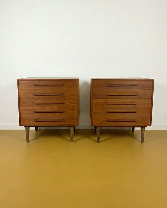 Coppia di cassettiere vintage danesi anni '60 in teak — 5 cassetti con pomoli a barra, gambe coniche, vista frontale abbinata