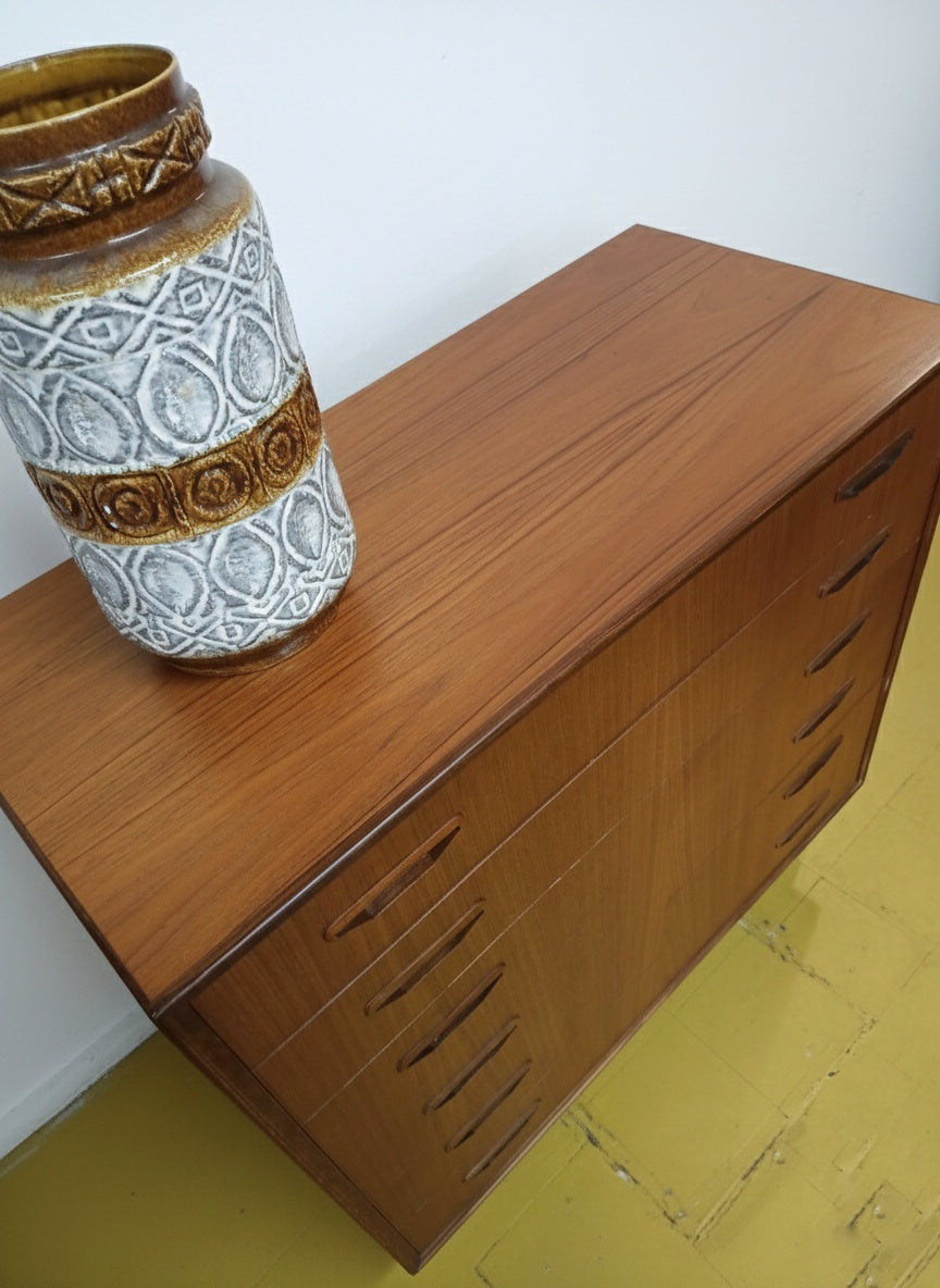 Dettaglio piano superiore in teak della cassettiera danese anni 50, venatura del legno e profilo del bordo