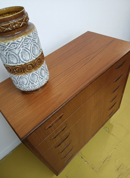 Dettaglio piano superiore in teak della cassettiera danese anni 50, venatura del legno e profilo del bordo