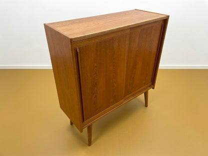 Armadio danese in teak anni 60 vista di tre quarti dall'alto, profilo laterale e spessore del piano