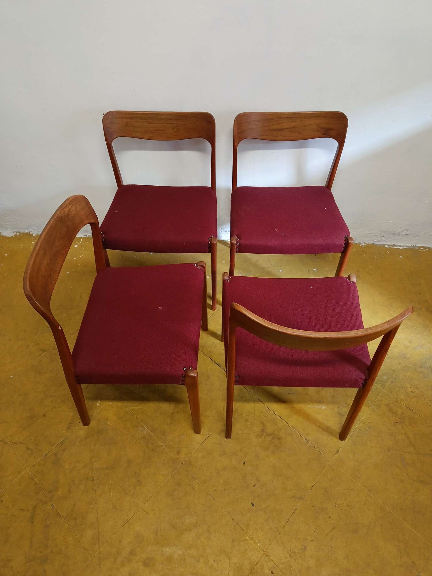 Sedie Henning Kjærnulf design danese vintage anni 50 | set 4 sedie bordeaux