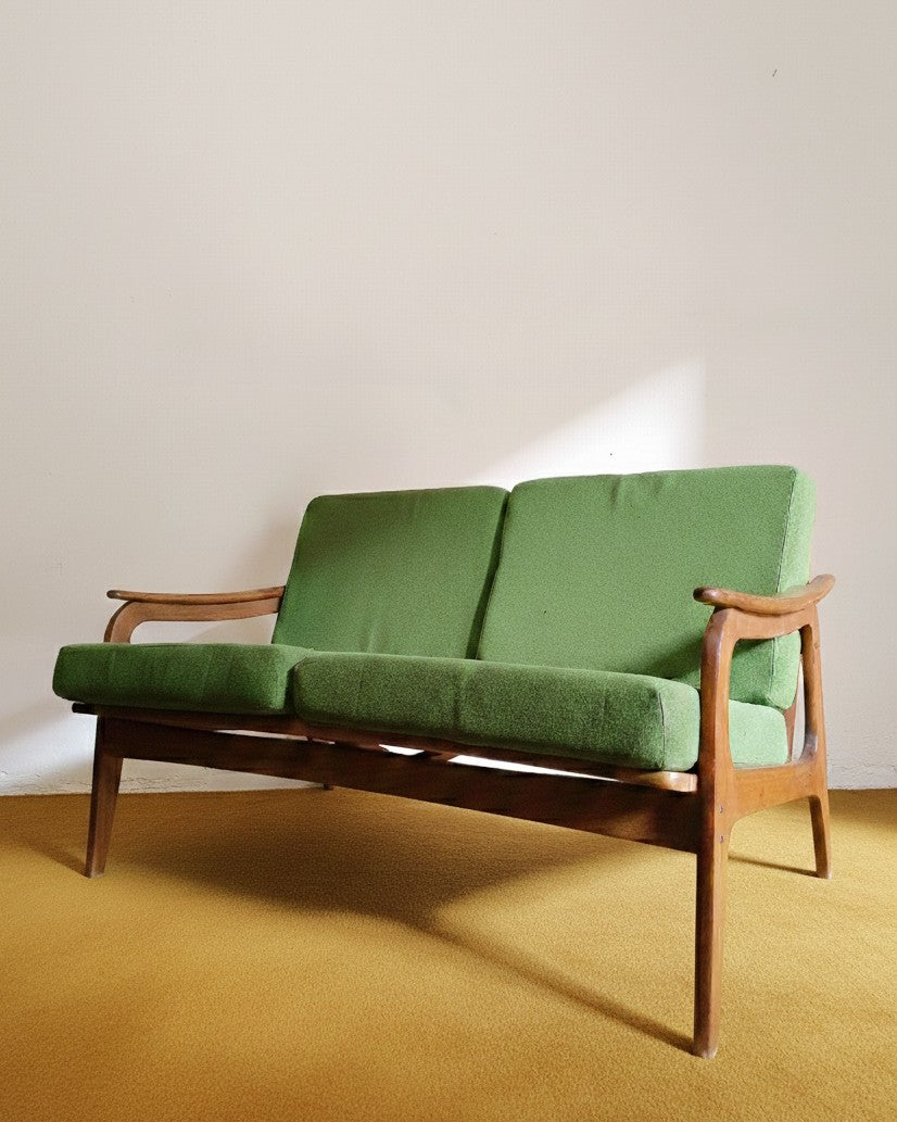 Divano 2 posti Bertil Fridhagen in teak con cuscini originali in tessuto verde, design svedese anni '50