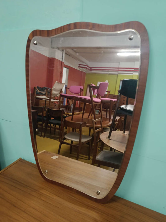 Specchio vintage svedese anni '50 con cornice sagomata in teak e dettagli in metallo cromato, forma organica