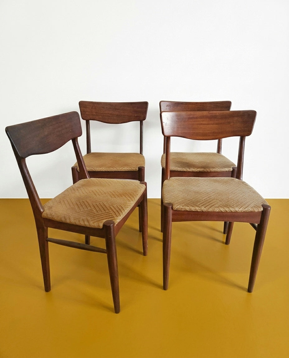 Set quattro sedie vintage norvegesi anni 50 in teak, vista tre quarti, schienale curvato integrato nelle gambe posteriori e seduta in tessuto beige