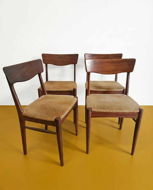 Set quattro sedie vintage norvegesi anni 50 in teak, vista tre quarti, schienale curvato integrato nelle gambe posteriori e seduta in tessuto beige