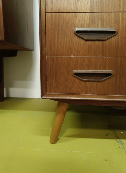 Dettaglio maniglie intagliate a V in teak della cassettiera danese vintage anni 50, elemento decorativo e funzionale integrato