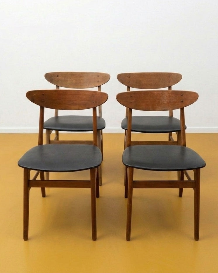 Set 4 sedie Farstrup mod. 210 danesi in teak anni 50, schienale ovale sagomato e seduta imbottita nera, gambe affusolate