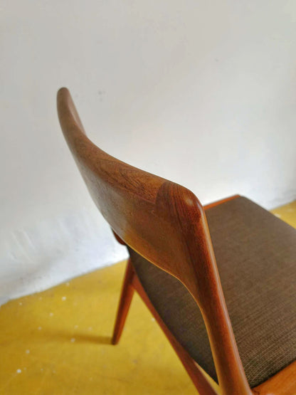 Dettaglio lavorazione in teak massello della sedia Boomerang mod. 370, giunzione schienale e montante posteriore, design danese anni 60