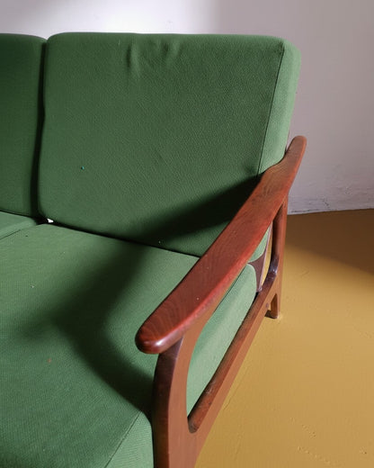 Dettaglio bracciolo in teak curvato e imbottitura verde del divano Bertil Fridhagen per Bodafors anni '50