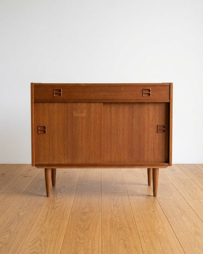 Sideboard compatto danese vintage in teak con cassetto e ante scorrevoli | 100st64