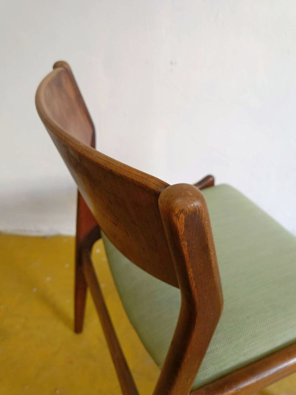 Dettaglio curva continua tra montante posteriore e schienale in teak massello, sedia P.E. Jørgensen design danese anni 50 60