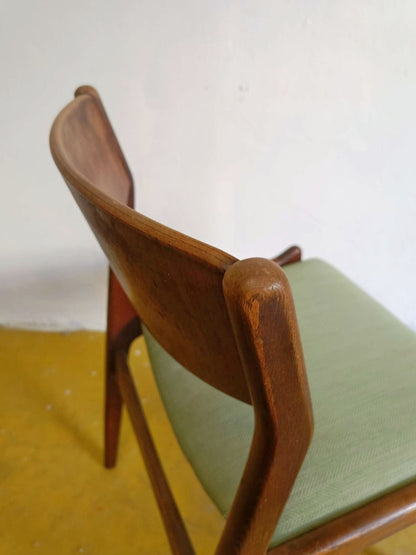 Dettaglio curva continua tra montante posteriore e schienale in teak massello, sedia P.E. Jørgensen design danese anni 50 60