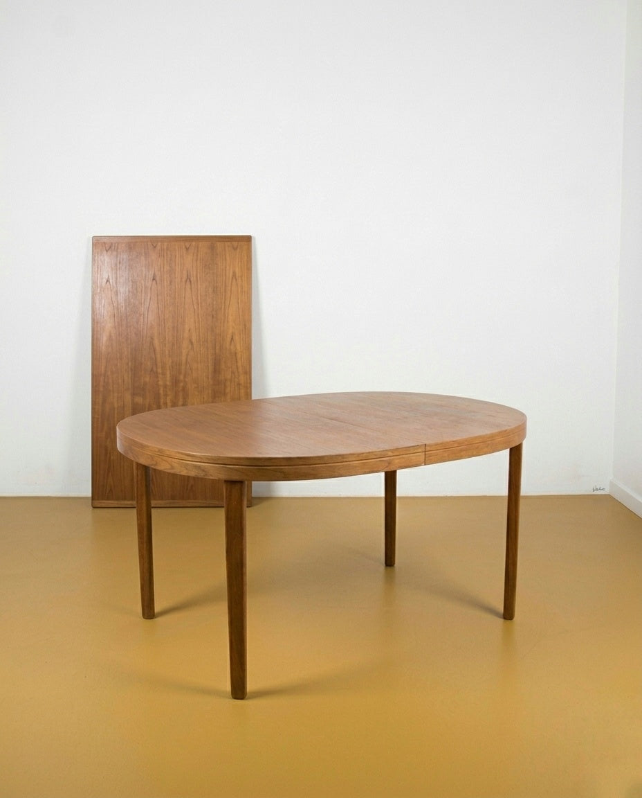 Tavolo ovale svedese Tibro in teak anni 50, con allunga centrale appoggiata, gambe affusolate, 140 cm estendibile a 195 cm
