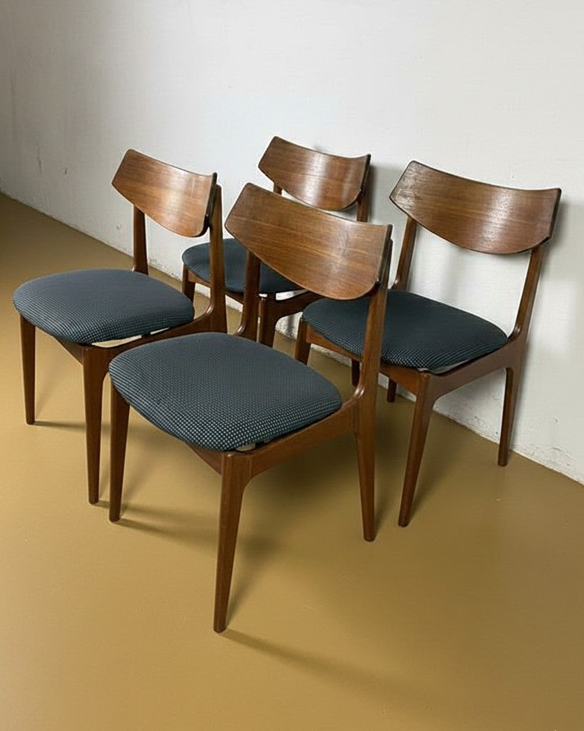 Set 4 sedie Funder & Smith in teak anni 50 vista laterale, profilo schienale curvilineo e gambe affusolate