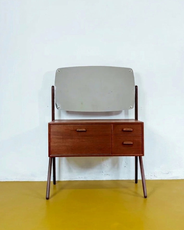Toletta danese anni 50 in teak, vista frontale, specchio rettangolare inclinabile su montanti, due cassetti con maniglie a conchiglia e gambe a compasso