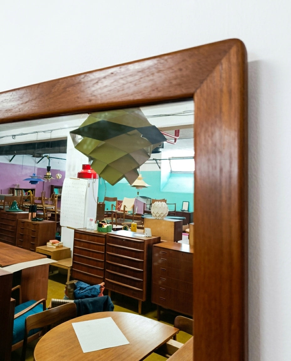 Specchio svedese vintage anni '50 con cornice in teak, riflesso del showroom Lack00 Roma