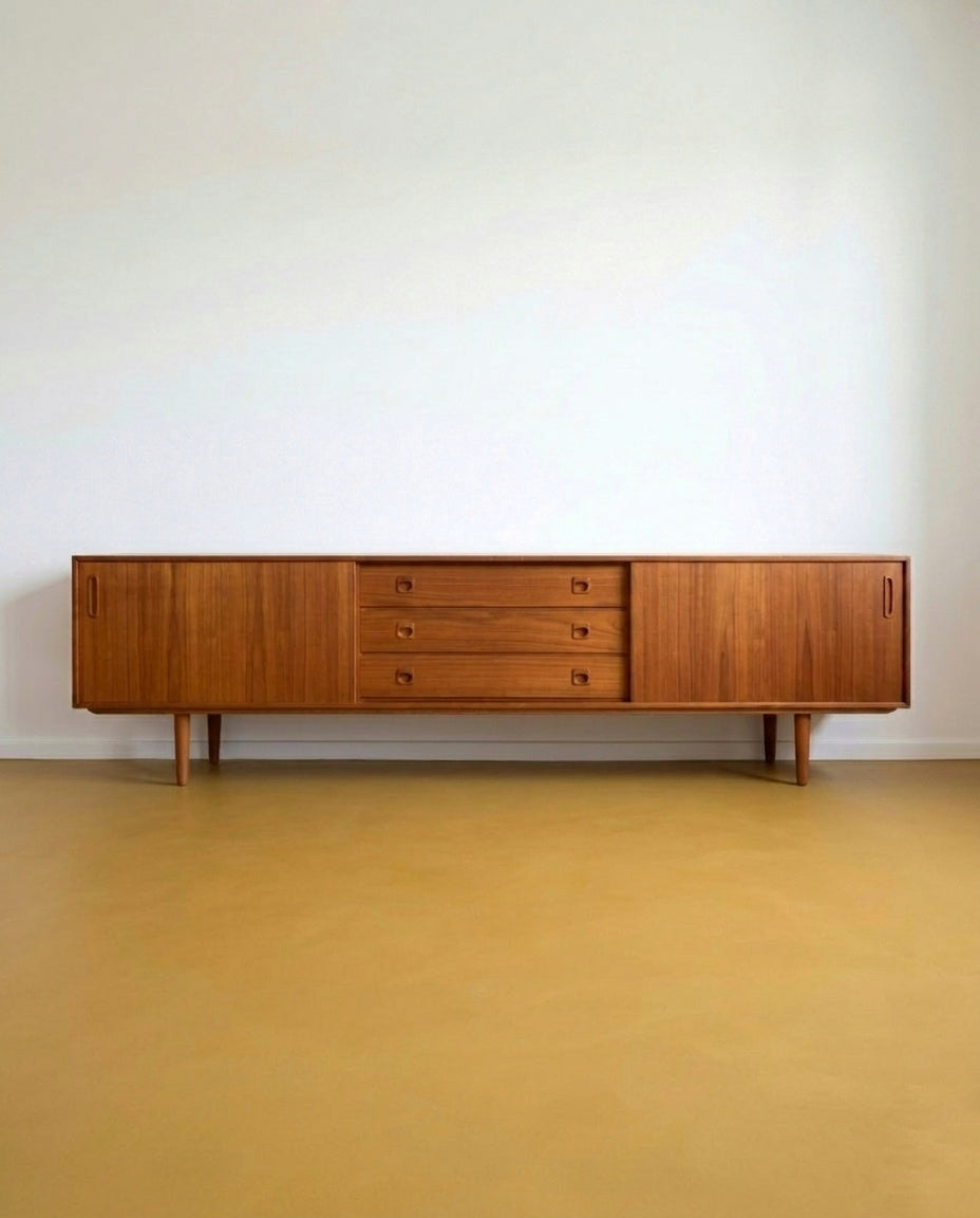 Sideboard danese teak anni '60, 240cm, vista frontale con cassetti centrali e ante scorrevoli laterali