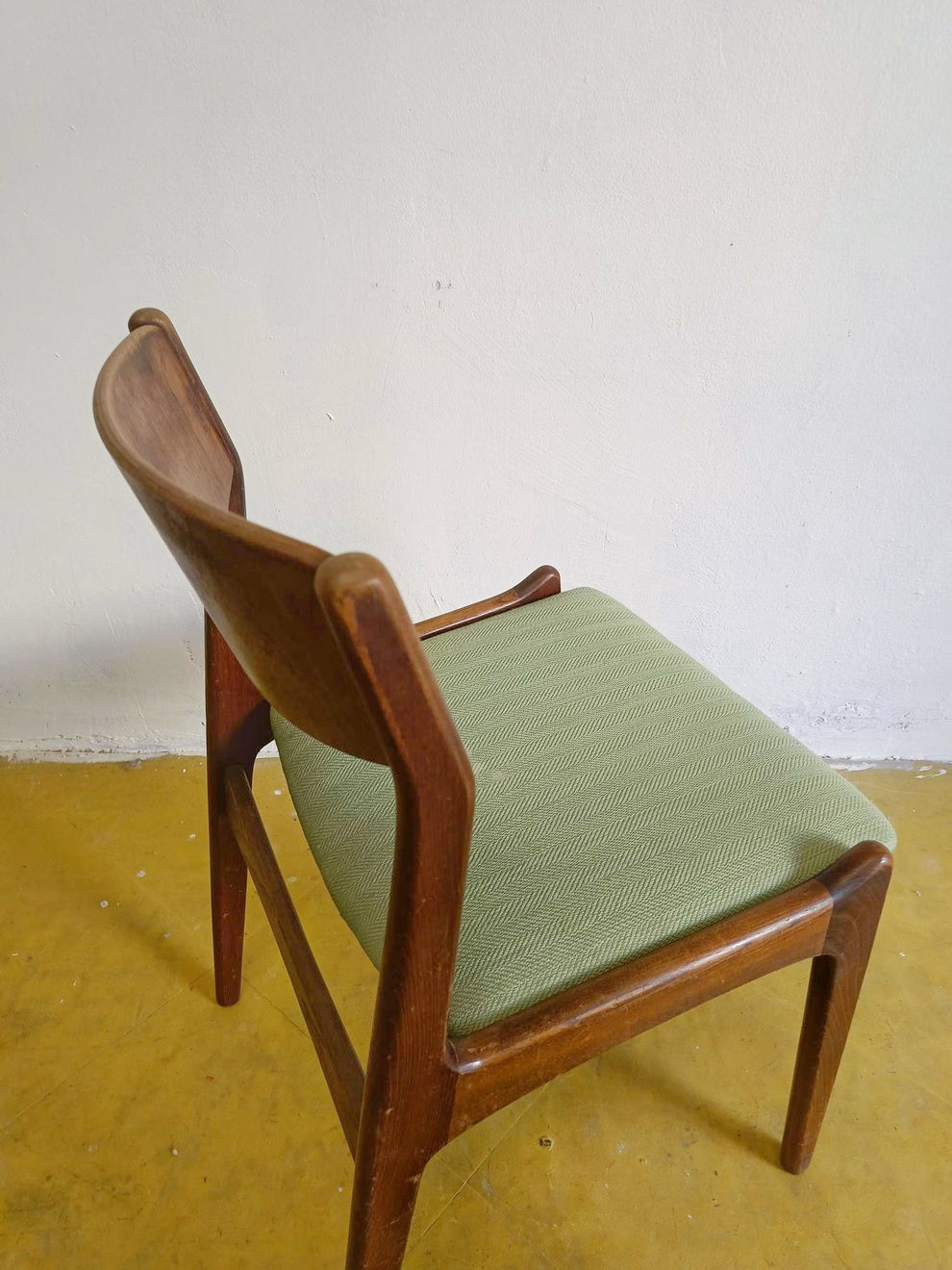 Sedia vintage danese P.E. Jørgensen in teak anni 50 60, vista tre quarti, struttura a curva continua e seduta imbottita verde