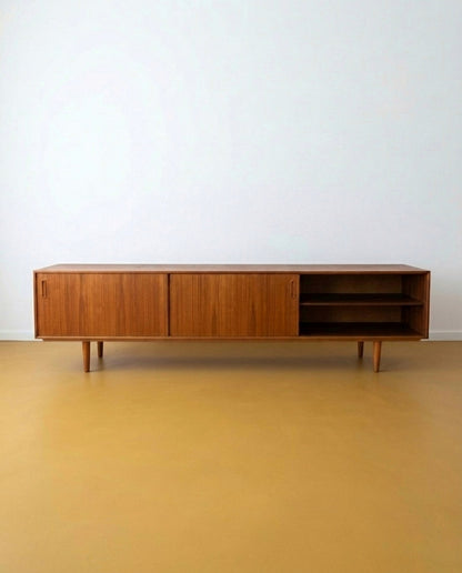 Sideboard danese vintage teak anni '60, anta scorrevole aperta con ripiani interni regolabili