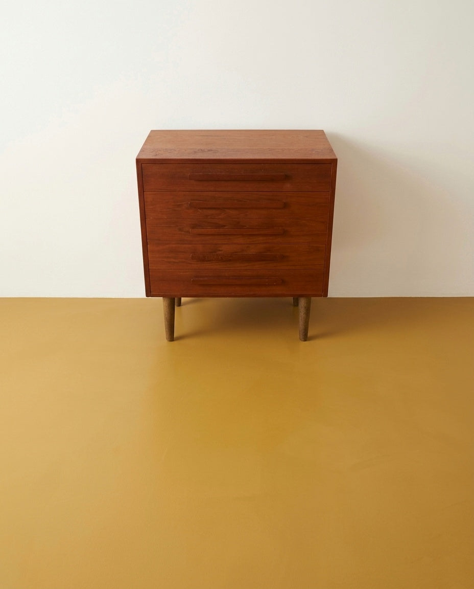 Cassettiera vintage danese anni '60 in teak — vista frontale, 5 cassetti con pomoli a barra integrati