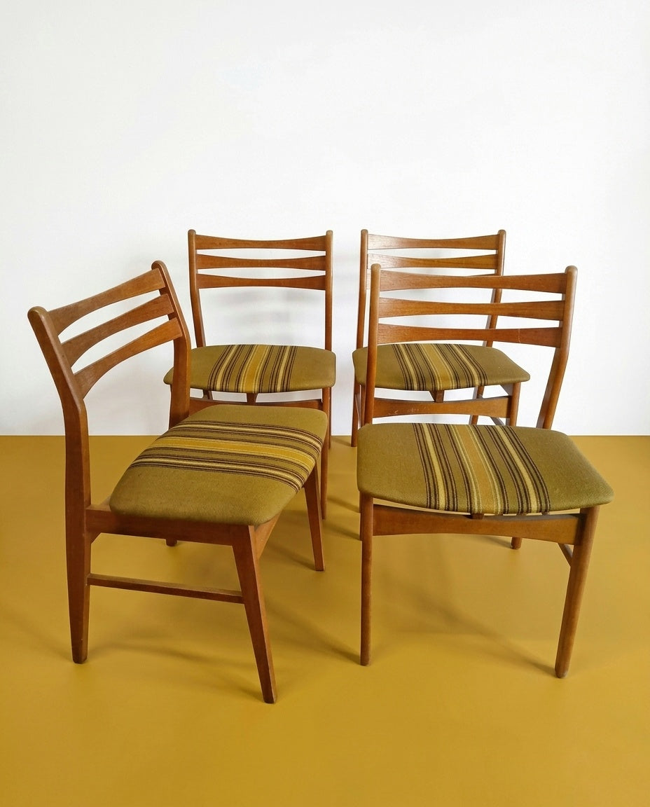 Set 4 sedie Saxo mod. 074 danesi in teak anni 60, schienale a doghe e seduta imbottita in tessuto a righe giallo e marrone
