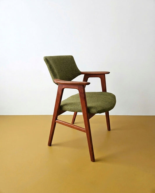 Poltroncina Erik Kirkegaard danese anni 50 in teak, vista tre quarti, schienale avvolgente e braccioli integrati, rivestimento in tessuto verde oliva