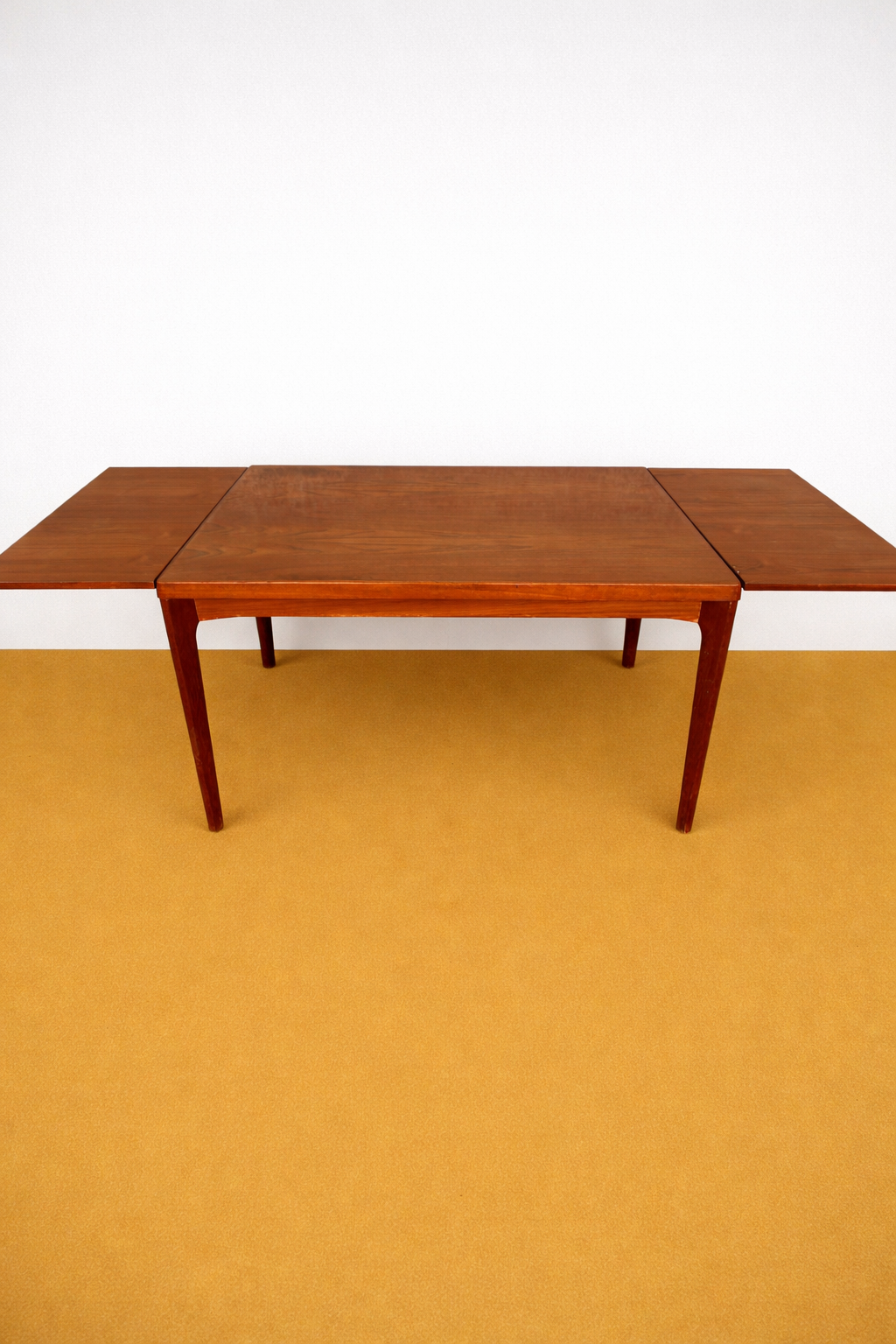 Tavolo Henning Kjærnulf in teak anni 60 con allunghe a farfalla aperte, vista frontale a 239 cm
