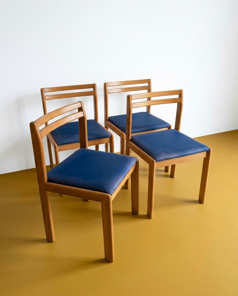 Set quattro sedie danesi vintage in betulla anni 60, vista tre quarti, schienale a due listelli e seduta imbottita blu