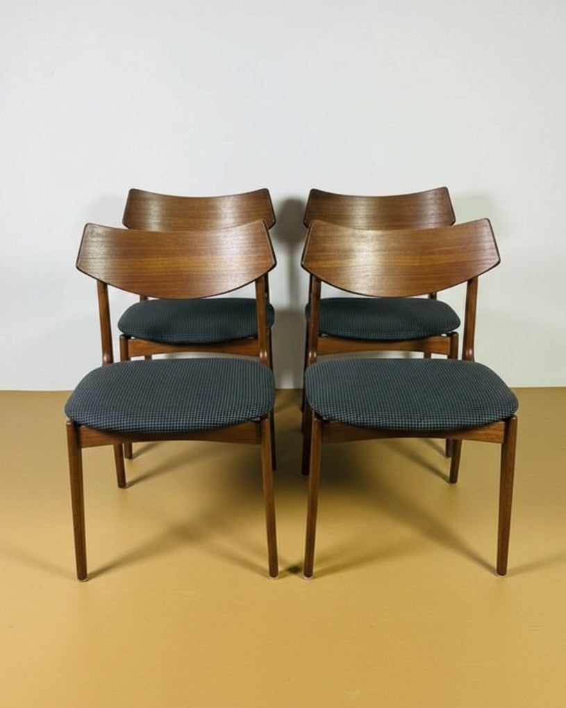 Set 4 sedie Funder & Smith in teak anni 50 vista frontale, schienale sagomato e seduta imbottita grigio antracite