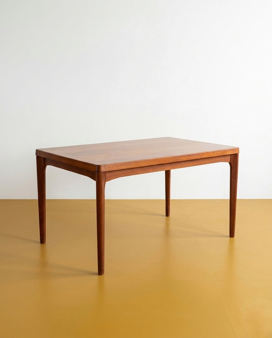 Tavolo Henning Kjærnulf in teak anni 60 vista di tre quarti, profilo laterale e gambe con raccordo curvilineo