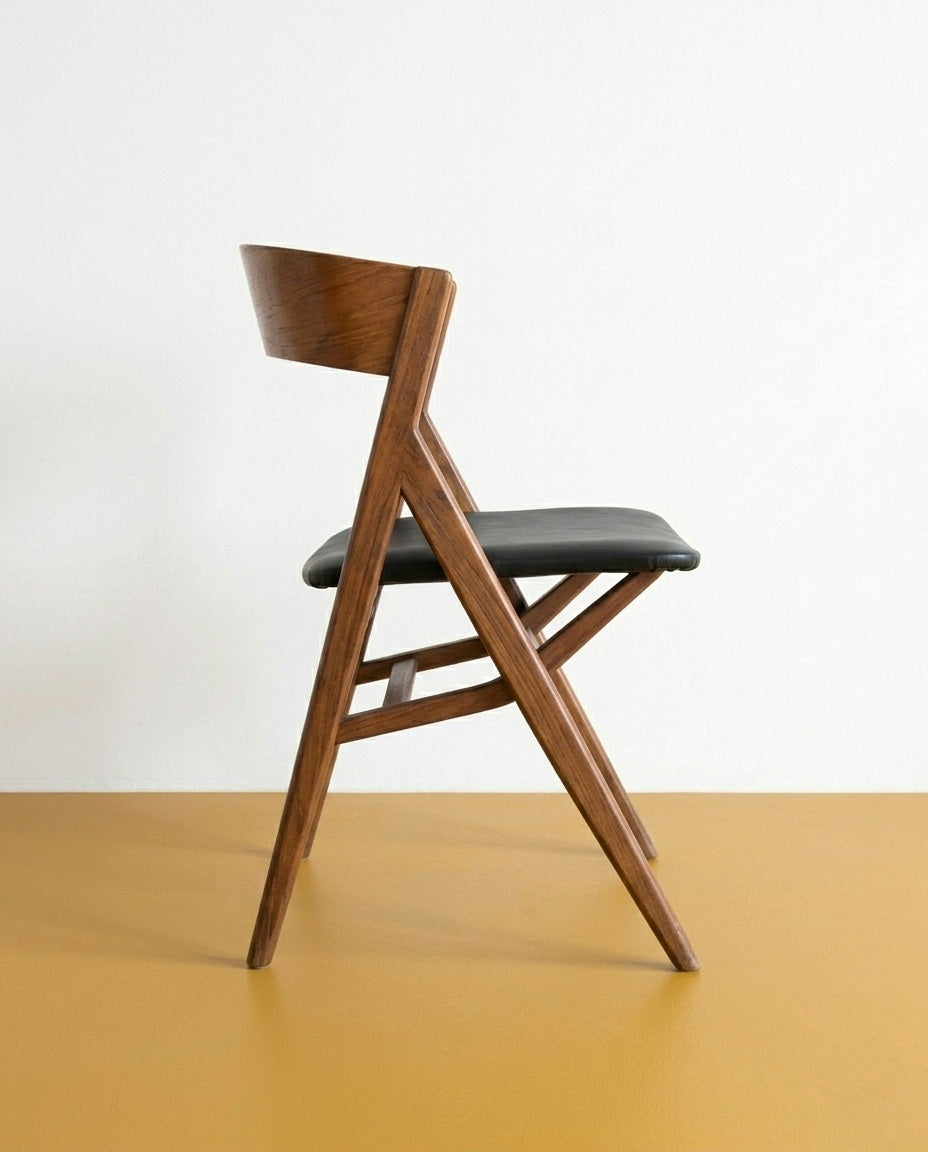 Sedia danese vintage in teak anni 50, schienale avvolgente e gambe a V, seduta imbottita nera, vista singola