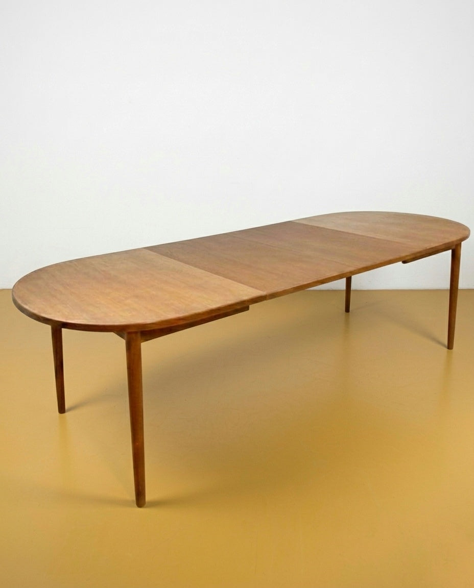 Tavolo ovale danese in teak anni 60 con una allunga inserita, gambe affusolate, 155 cm estendibile fino a 265 cm, fino a 12 posti