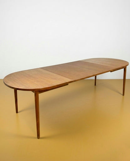 Tavolo ovale danese in teak anni 60 con una allunga inserita, gambe affusolate, 155 cm estendibile fino a 265 cm, fino a 12 posti