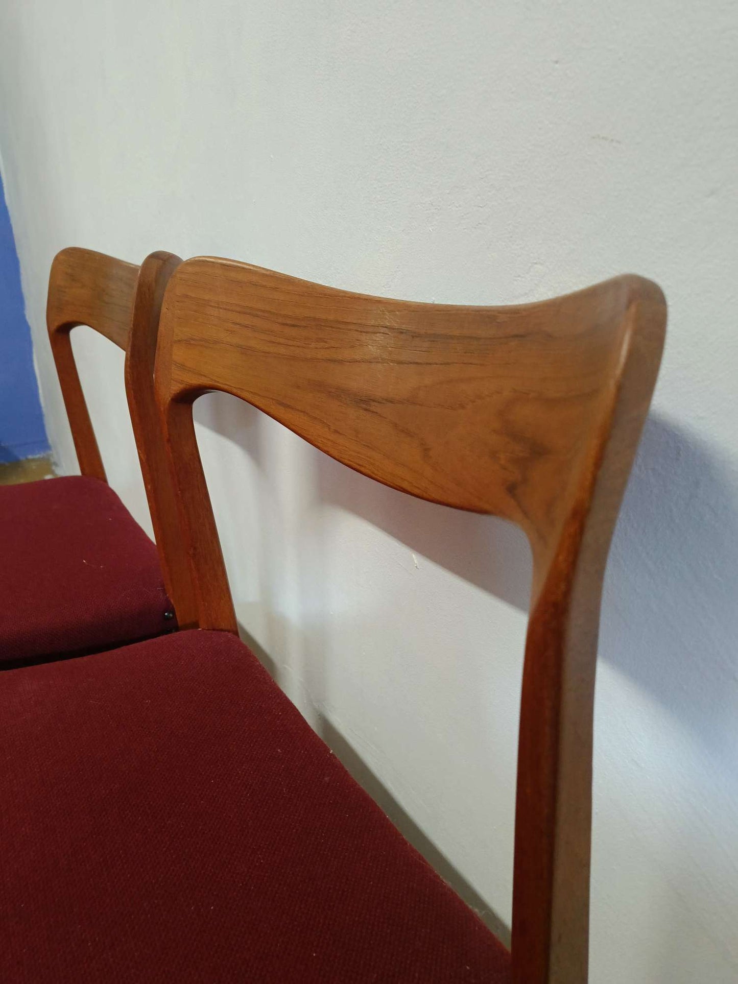 Sedie Henning Kjærnulf design danese vintage anni 50 | set 4 sedie bordeaux