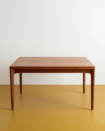 Tavolo Henning Kjærnulf danese in teak anni 60, piano rettangolare con angoli arrotondati e gambe con raccordo curvilineo, 139 cm estendibile a 239 cm