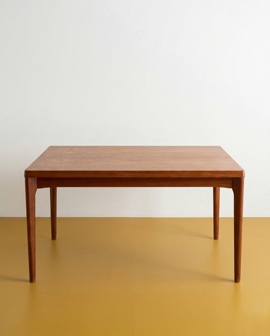 Tavolo Henning Kjærnulf danese in teak anni 60, piano rettangolare con angoli arrotondati e gambe con raccordo curvilineo, 139 cm estendibile a 239 cm