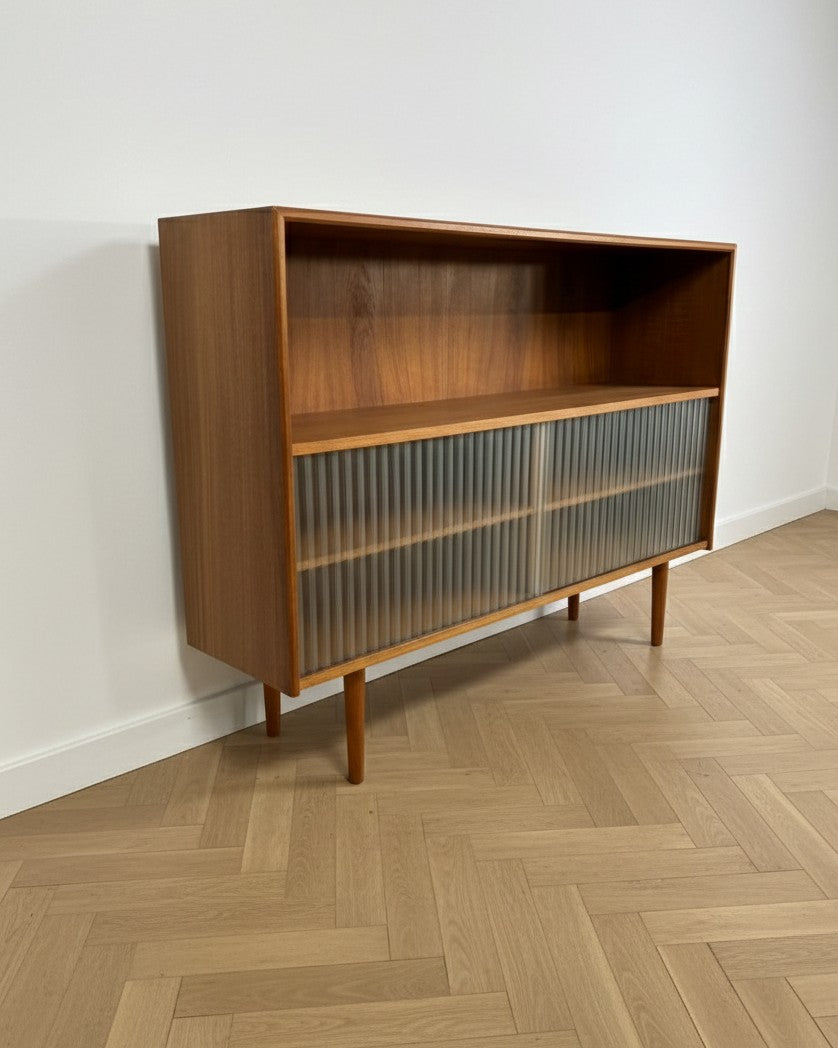 Libreria vintage danese anni 50 in teak, vista tre quarti sinistra, ante in vetro plissettato scorrevoli e struttura in massello restaurata