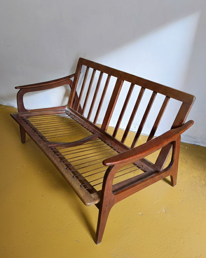 Struttura in teak del divano Bertil Fridhagen senza cuscini, con supporto seduta a molle in metallo