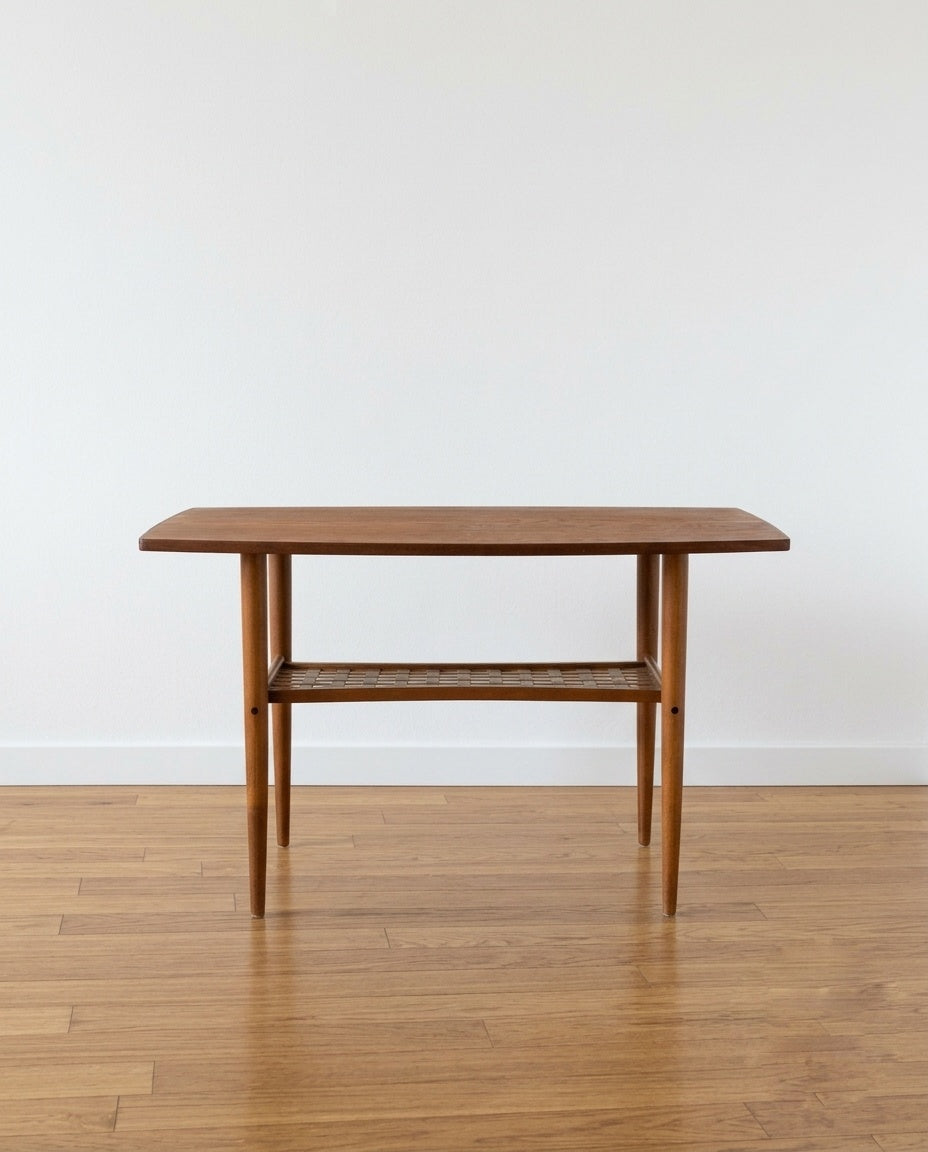 Tavolino consolle svedese anni '50, teak e faggio, vista frontale su sfondo neutro
